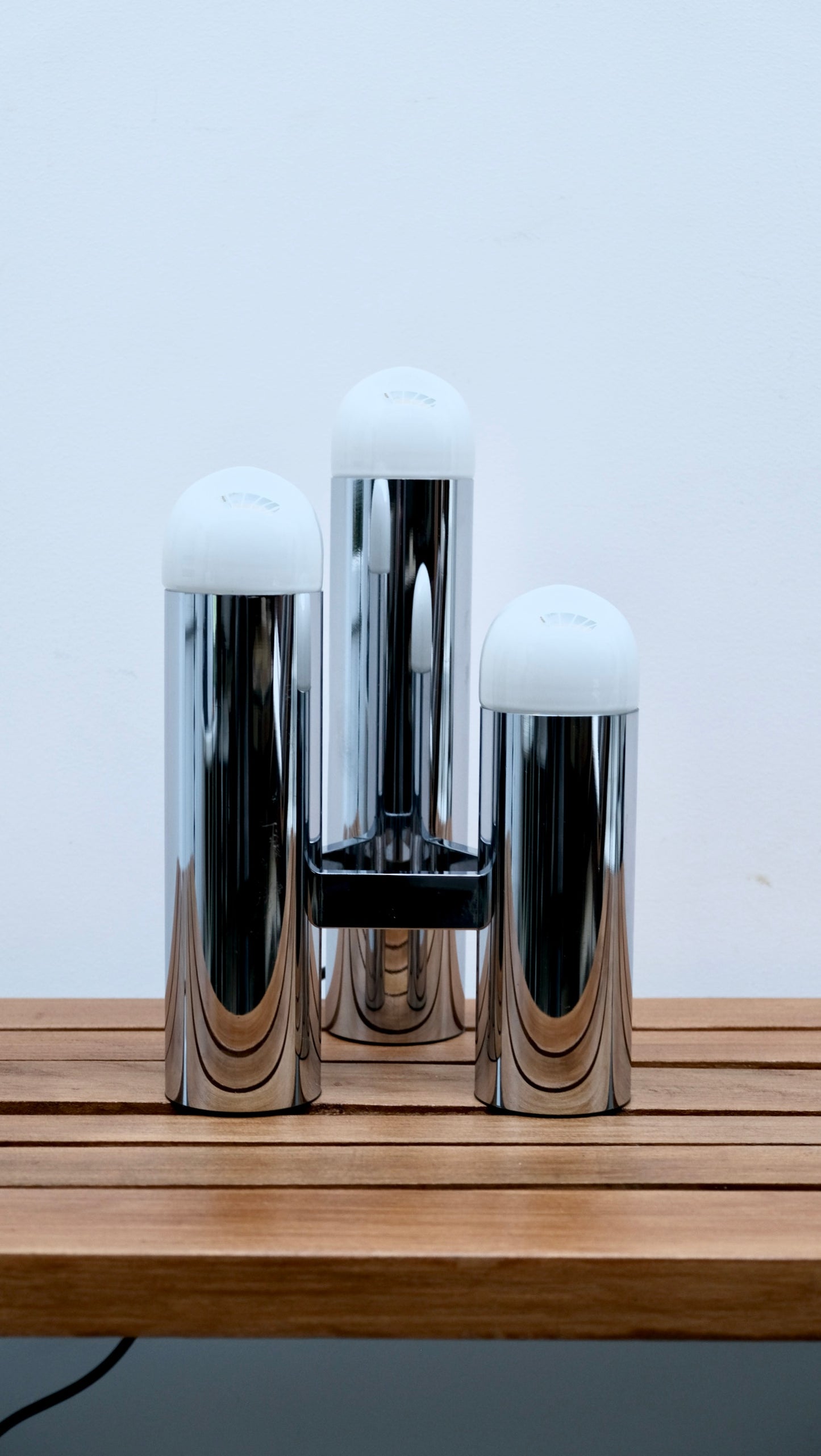 Lampe de table moderniste en chrome - Luminaires - La Nouvelle Galerie