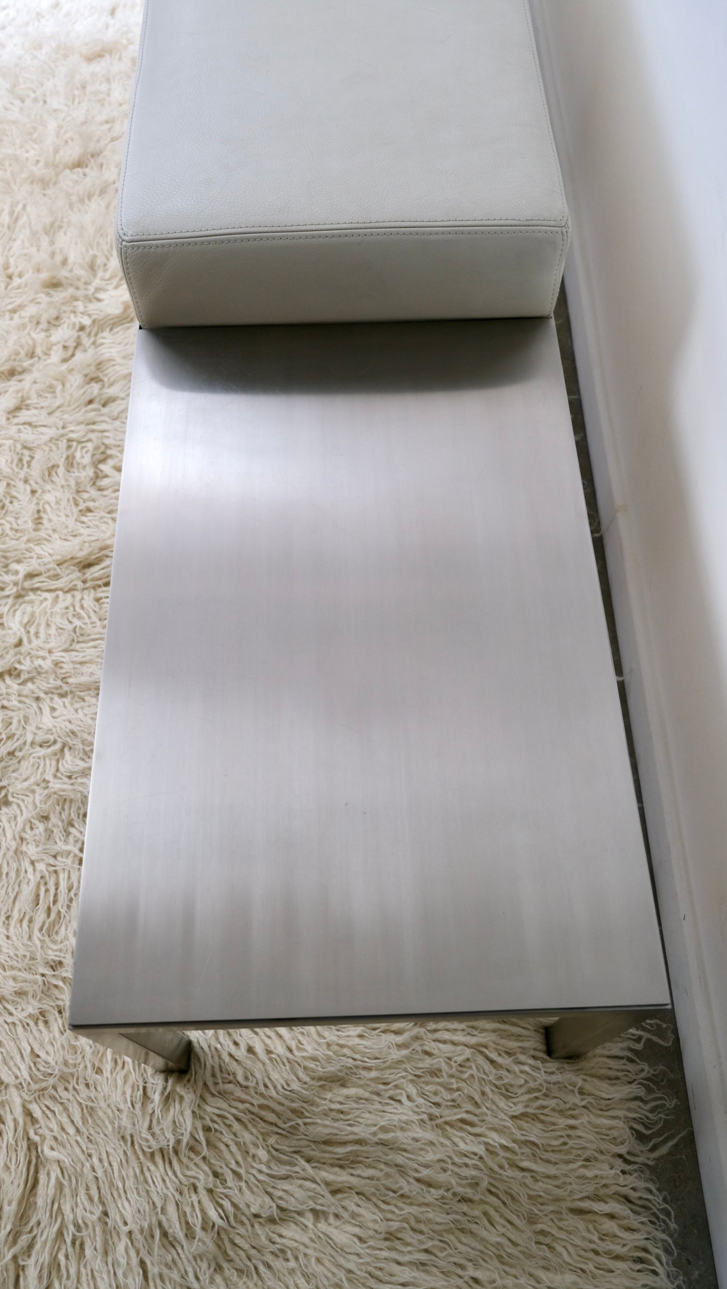 Grand banc en acier brossé 70's - Assise - La Nouvelle Galerie
