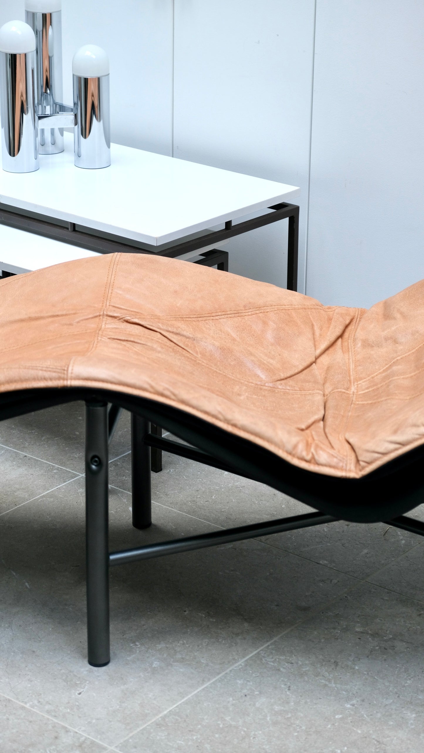 Chaise longue en cuir de Tord Björklund - Assises - La Nouvelle Galerie