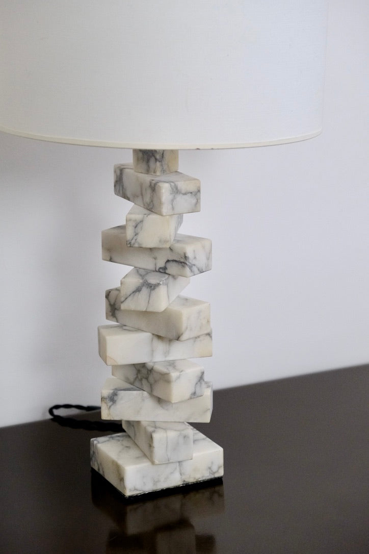 Lampe sculpture en marbre blanc - Luminaires - La Nouvelle galerie