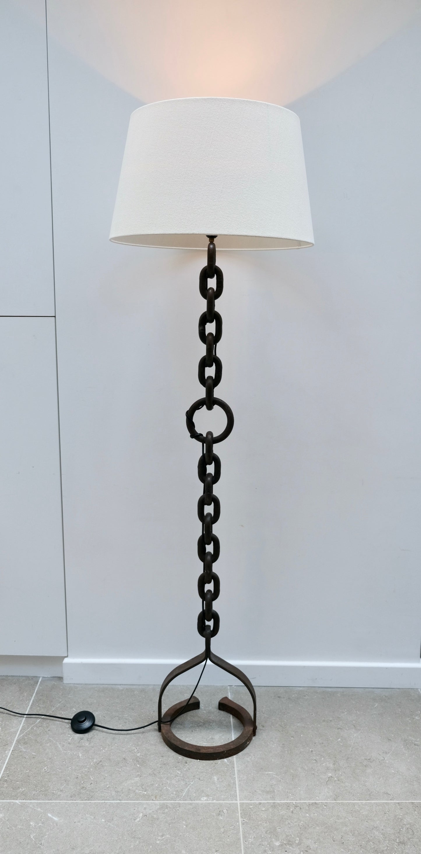 Lampadaire chaîne brutaliste - Luminaires - La Nouvelle Galerie