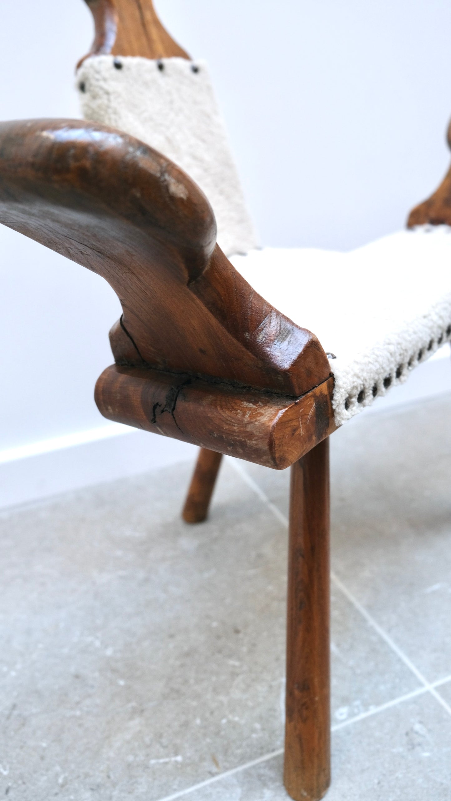 Chaise tripode brutaliste - Assises - La Nouvelle Galerie