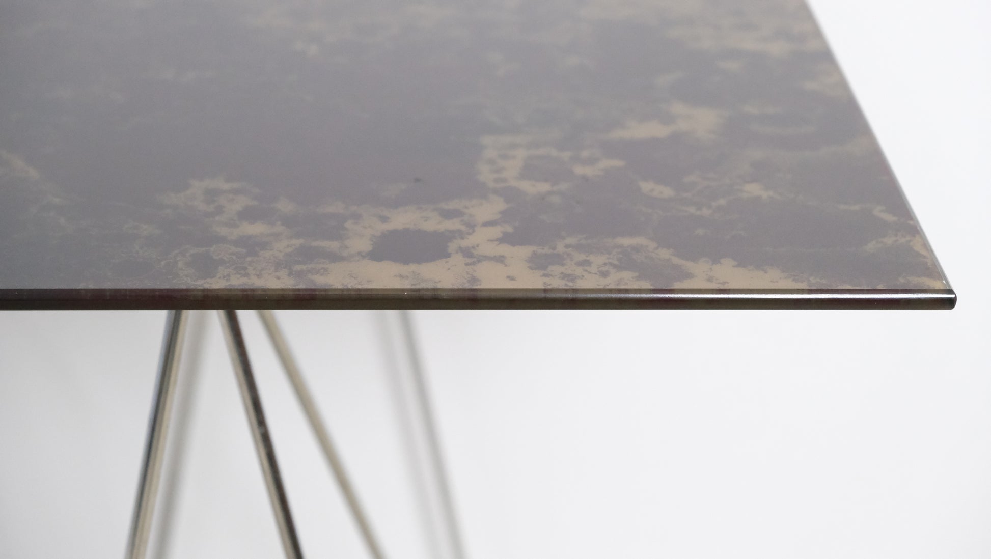 Table-bureau en verre fumé et tréteaux Max Sauze - Tables - La Nouvelle Galerie