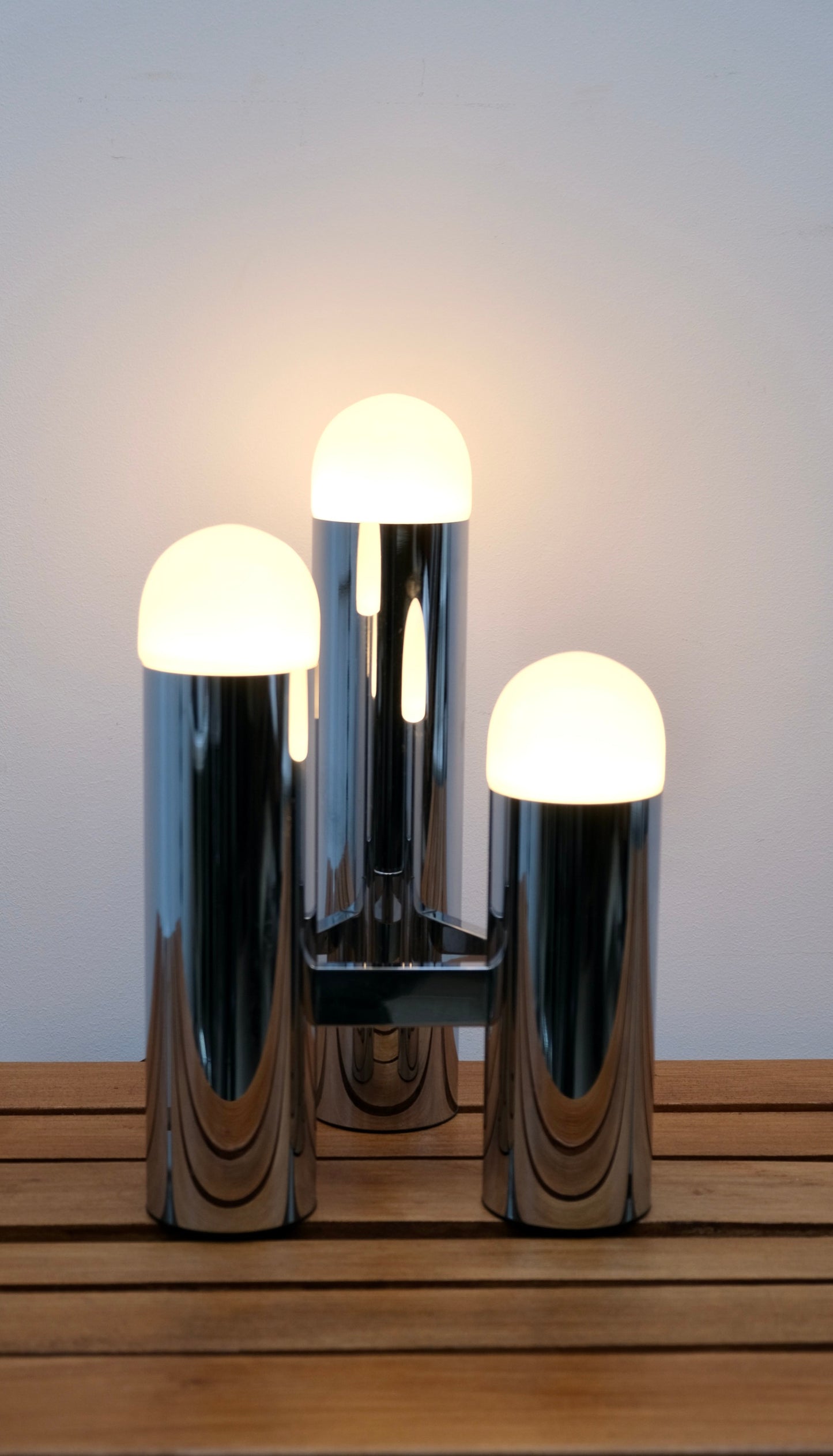 Lampe de table moderniste en chrome - Luminaires - La Nouvelle Galerie