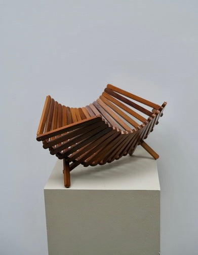 Présentoir en noyer articulé scandinave - Arts décoratifs - La Nouvelle Galerie