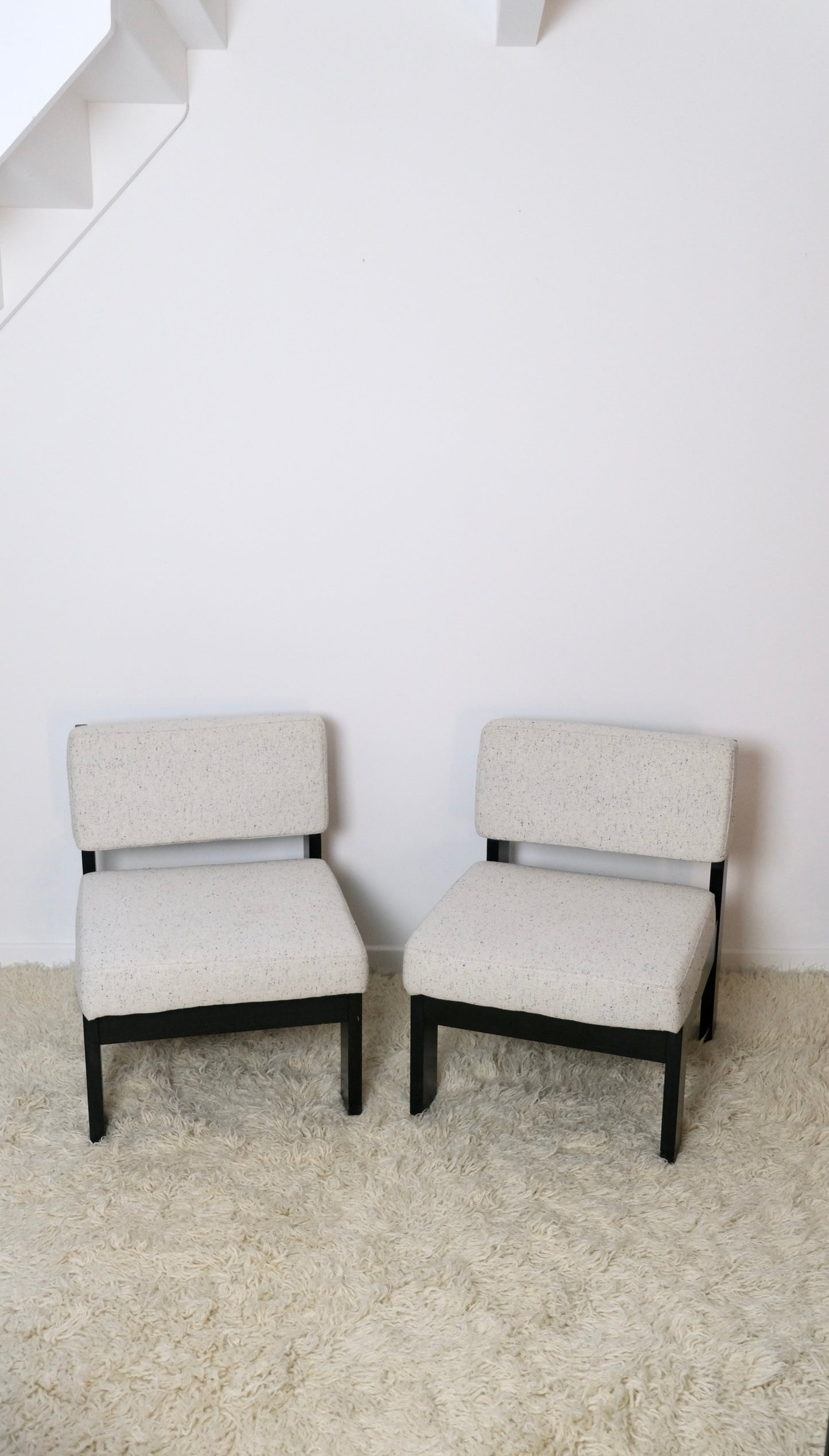 Paire de fauteuils en bois noir modernistes - Assises - La Nouvelle Galerie