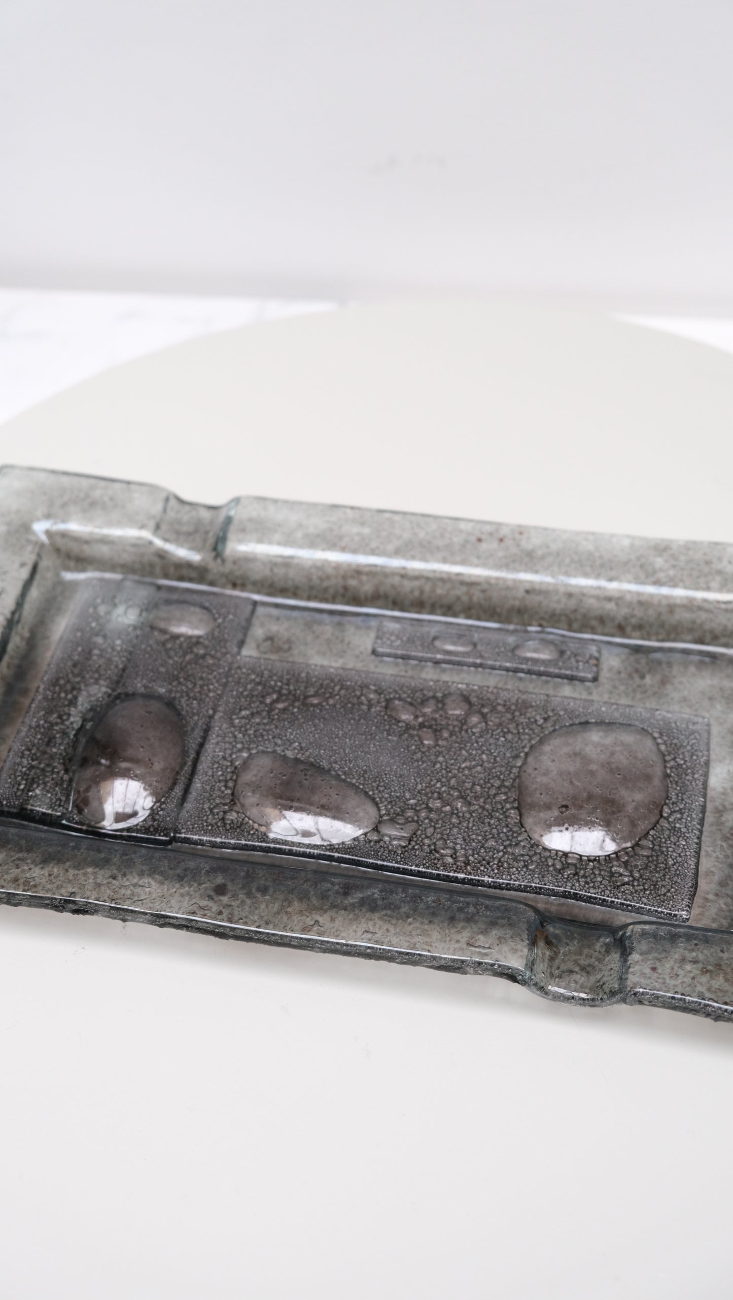 Grand cendrier en verre fumé brutaliste - Arts décoratifs - La Nouvelle Galerie