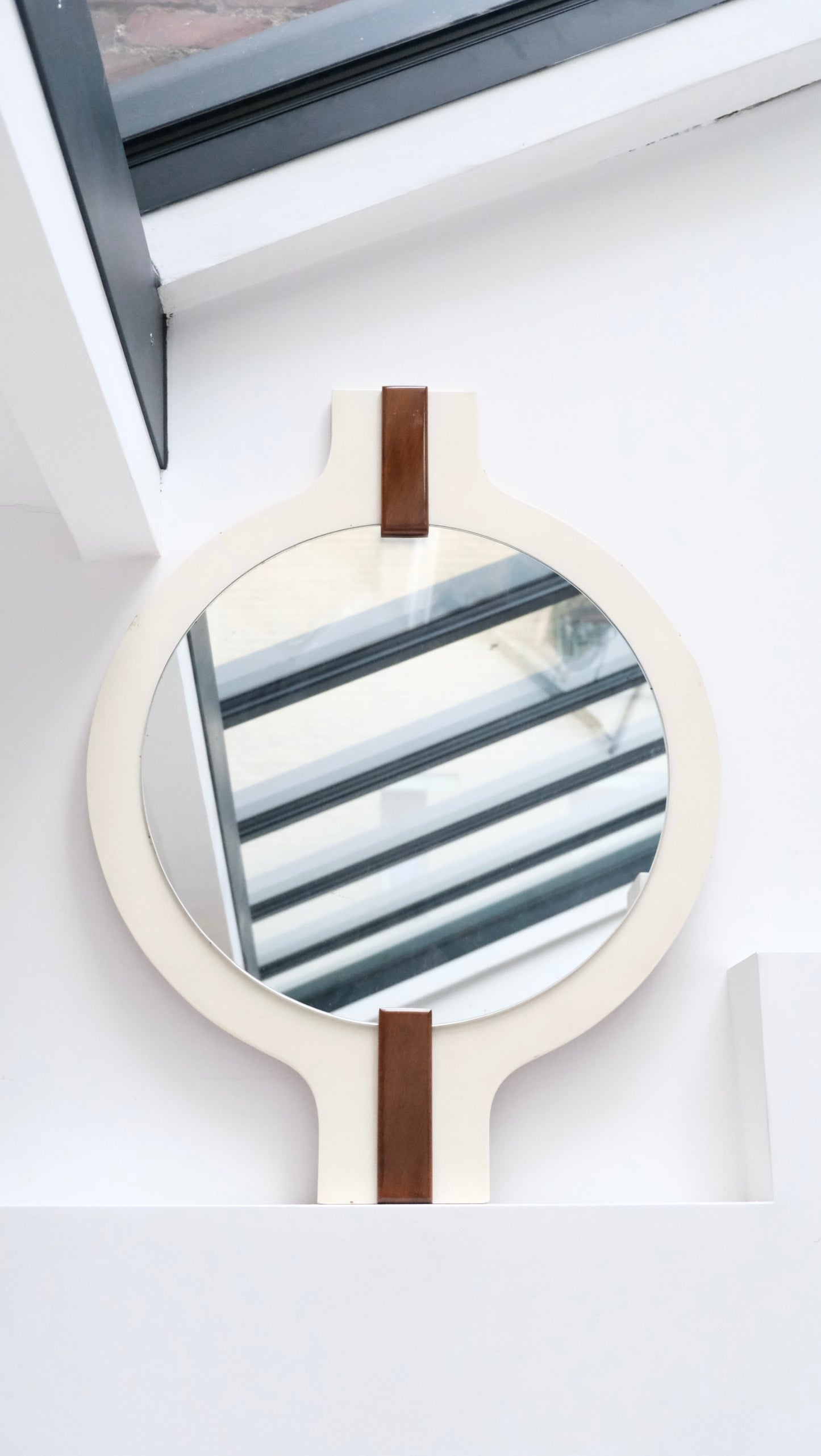 Miroir en noyer et laque ivoire - Tableaux et miroirs - La Nouvelle Galerie