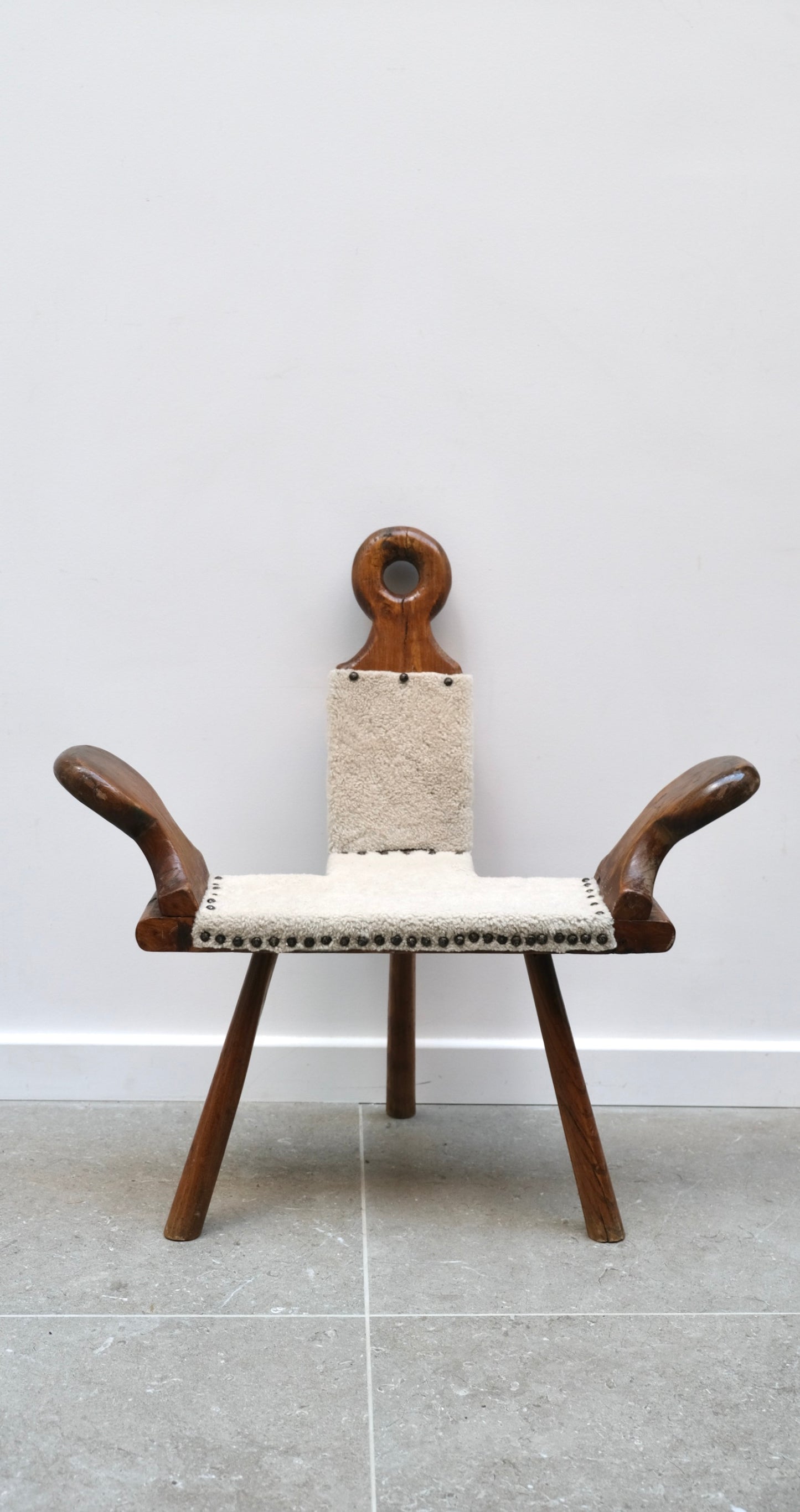 Chaise tripode brutaliste - Assises - La Nouvelle Galerie