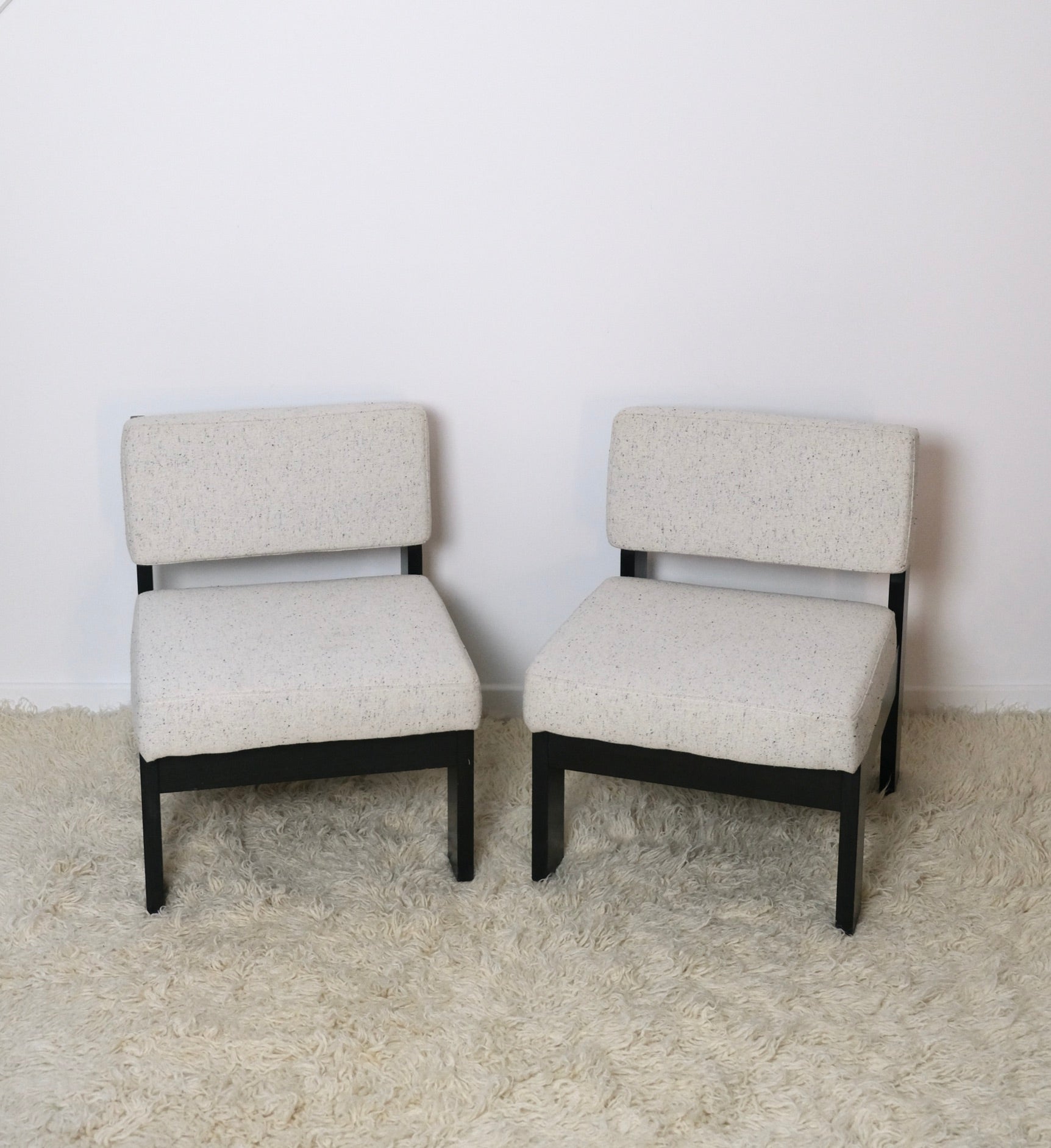 Paire de fauteuils en bois noir modernistes - Assises - La Nouvelle Galerie