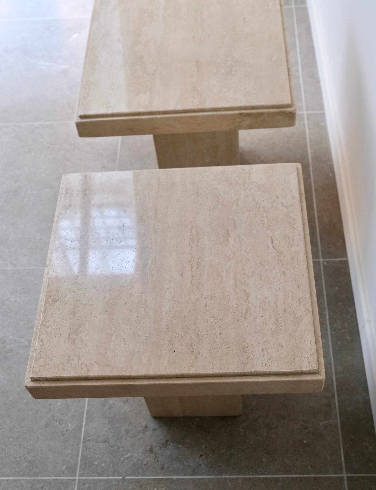 Paire de tables en travertin post-modernes