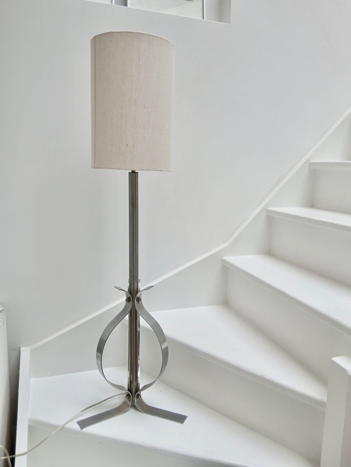 Lampe de sol en acier chromé - Luminaires - La Nouvelle Galerie