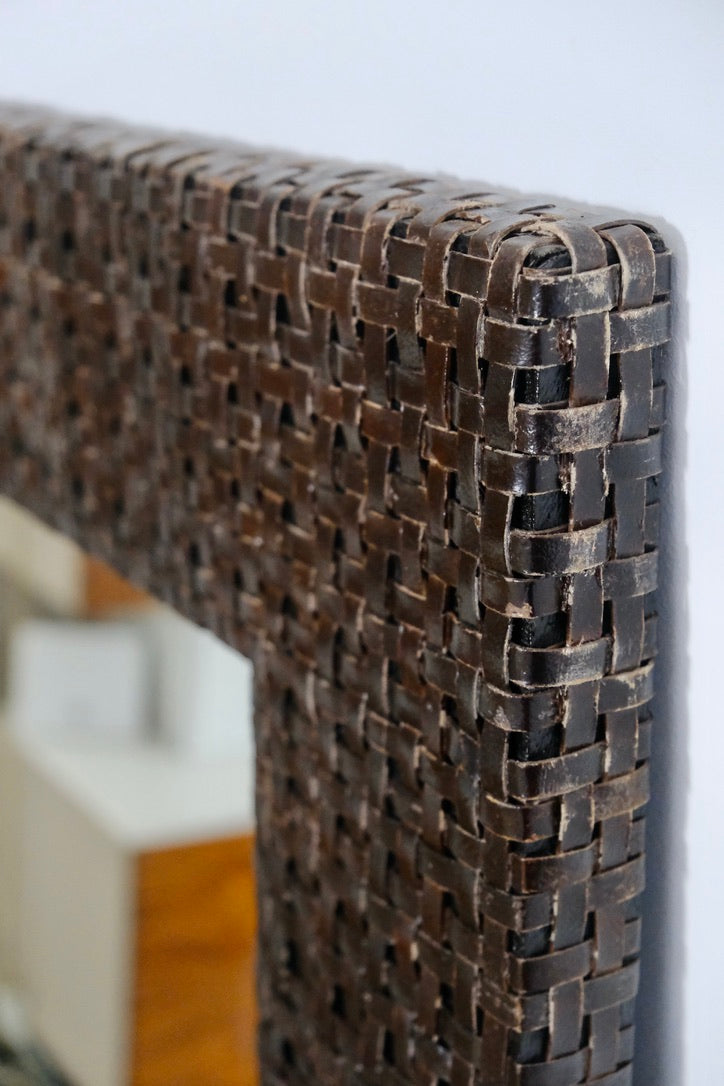 Grand miroir en rotin tressé