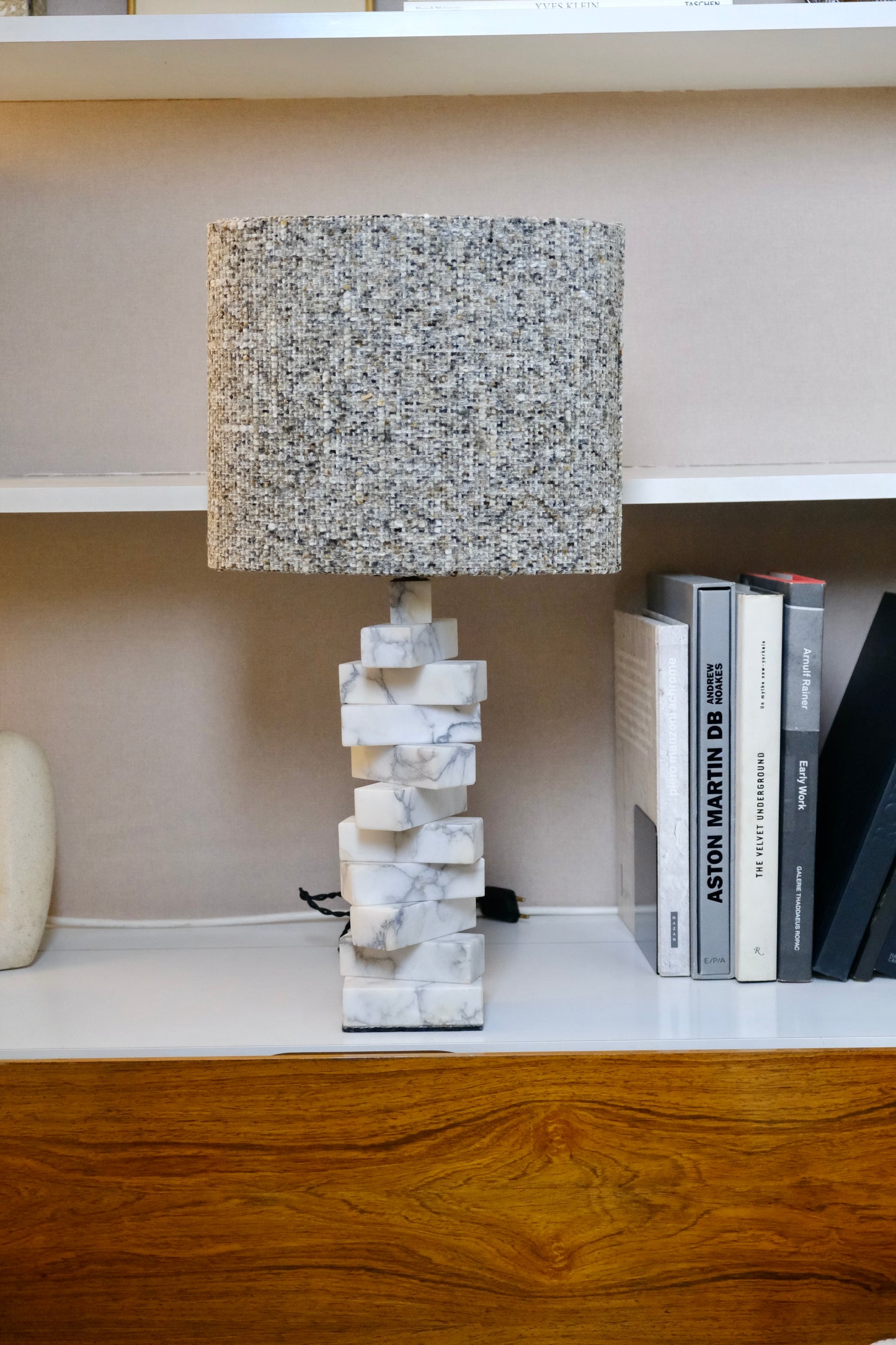 Lampe sculpture en marbre blanc - Luminaires - La Nouvelle galerie