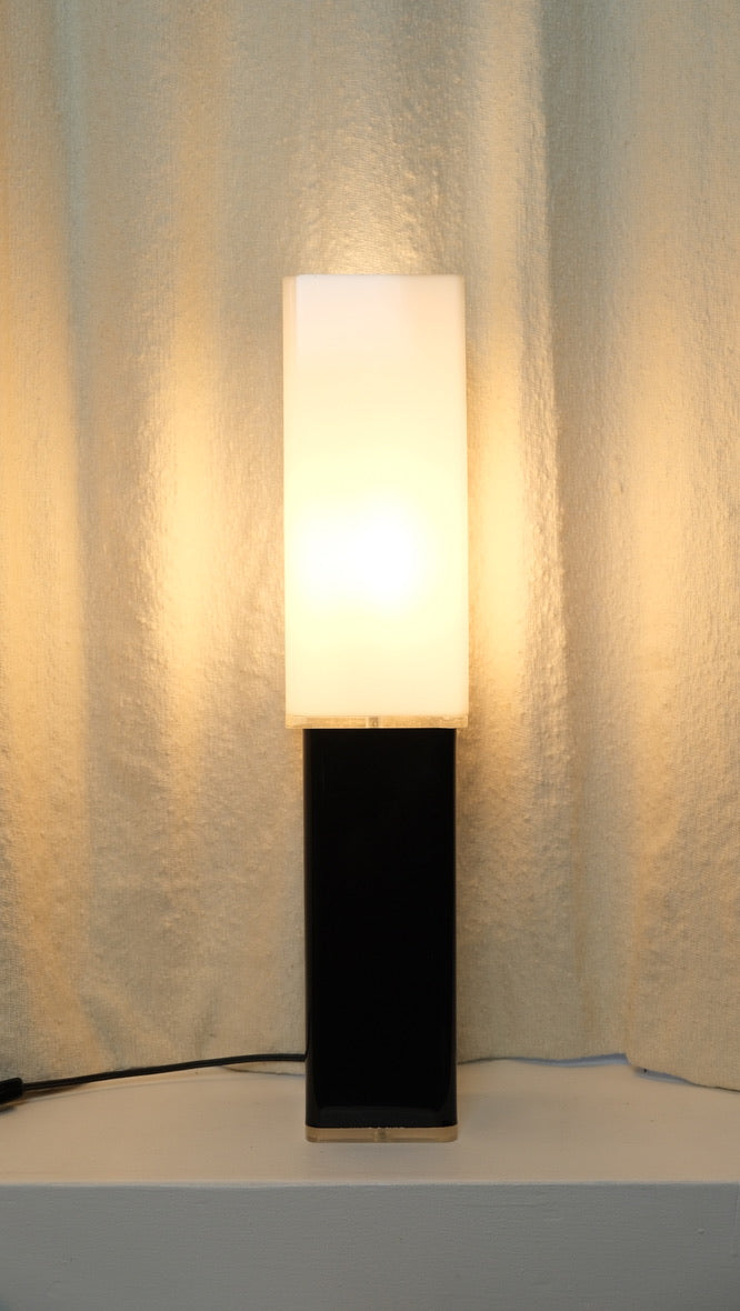 Lampe en plexi Noir et Blanc - Luminaires - La Nouvelle Galerie 