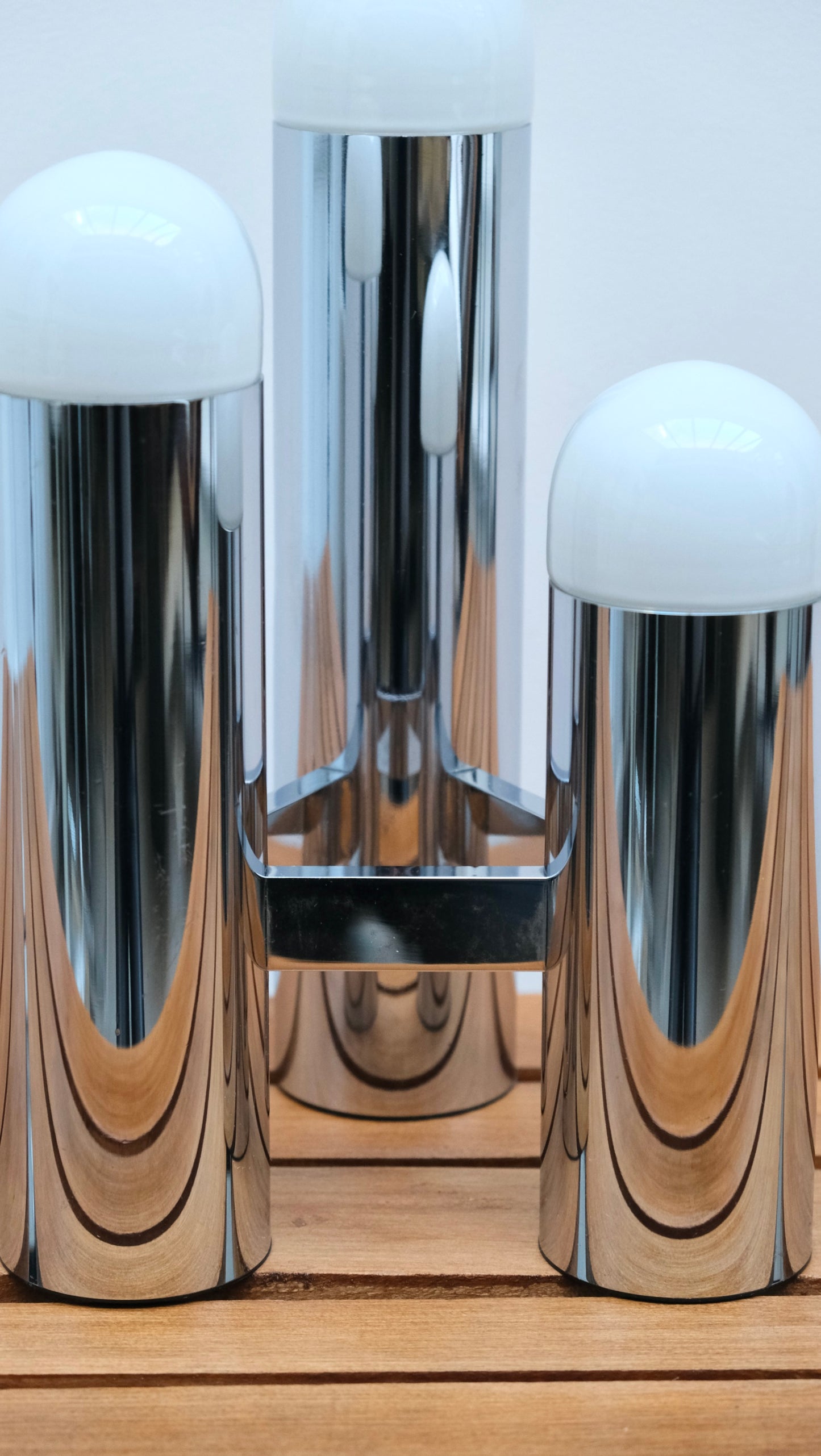 Lampe de table moderniste en chrome - Luminaires - La Nouvelle Galerie