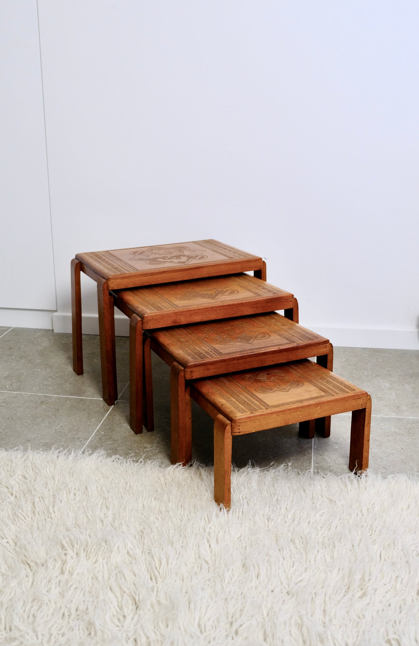 Tables gigognes à décor gravé Art Déco