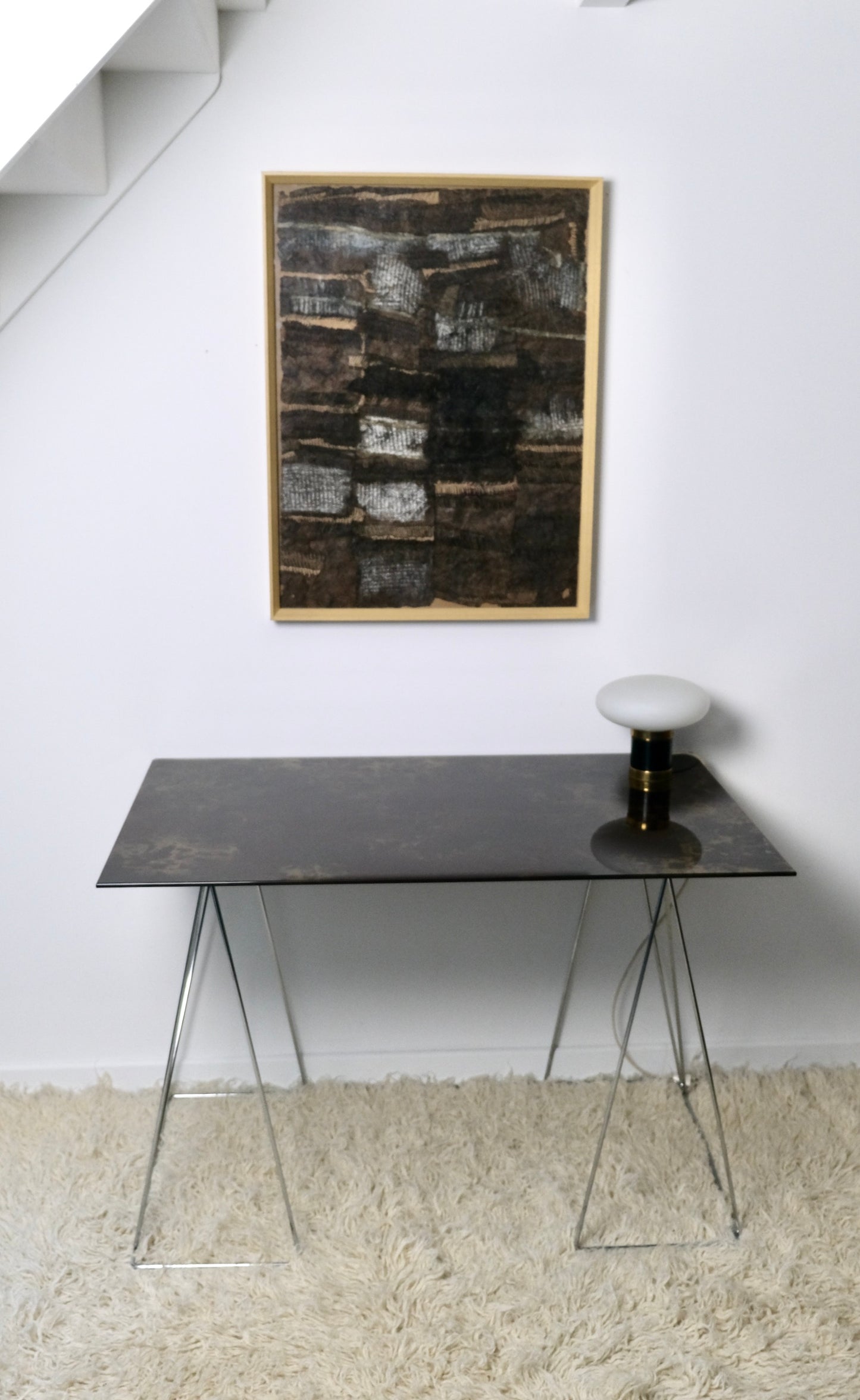 Table-bureau en verre fumé et tréteaux Max Sauze