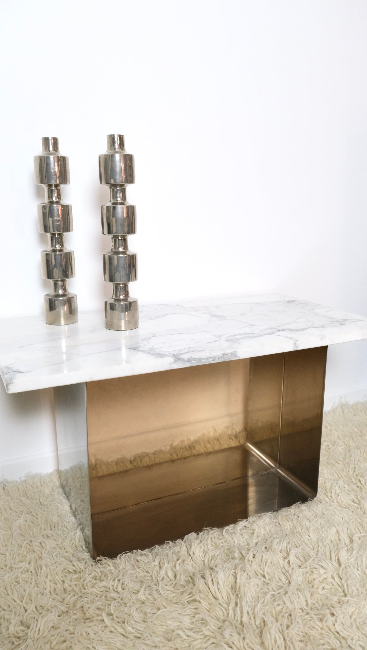 Table basse en marbre et aluminium brossé - Mobilier - La Nouvelle Galerie