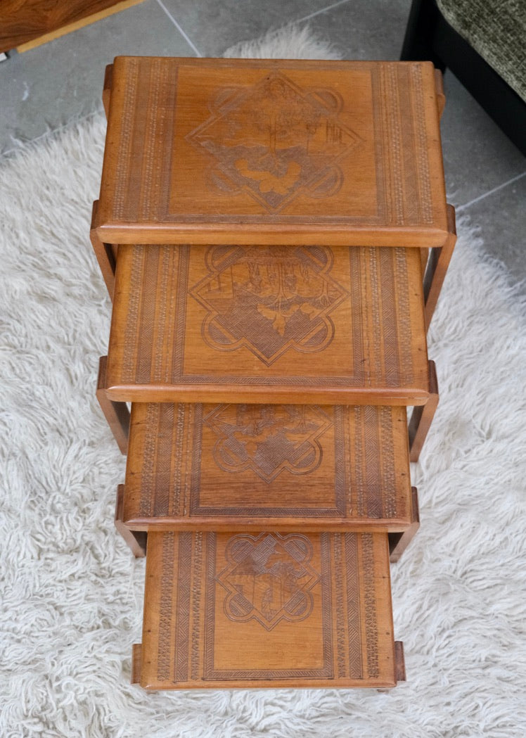 Tables gigognes à décor gravé Art Déco