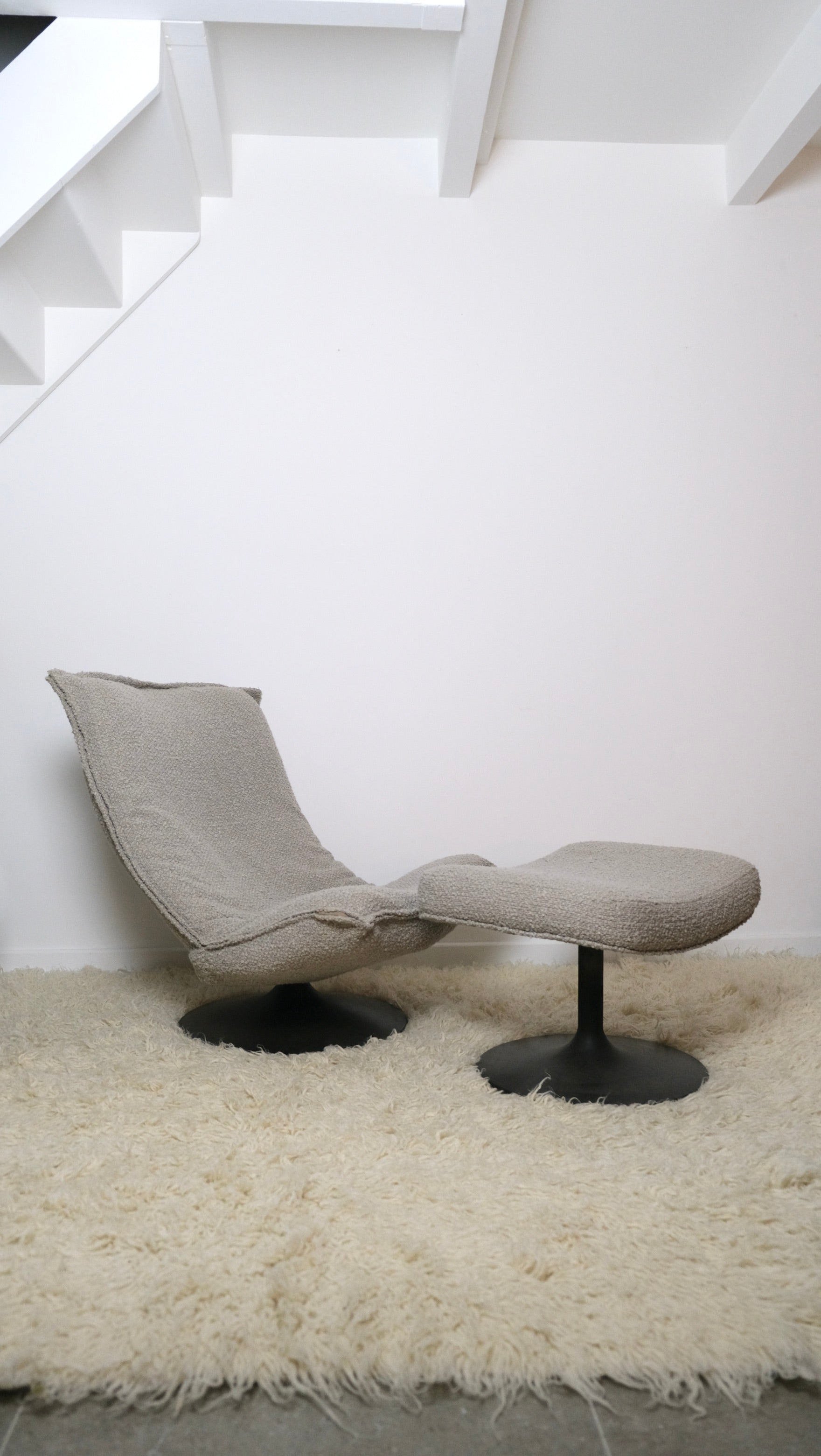 Fauteuil lounge et pouf Geoffrey Harcourt - Assises - La Nouvelle Galerie