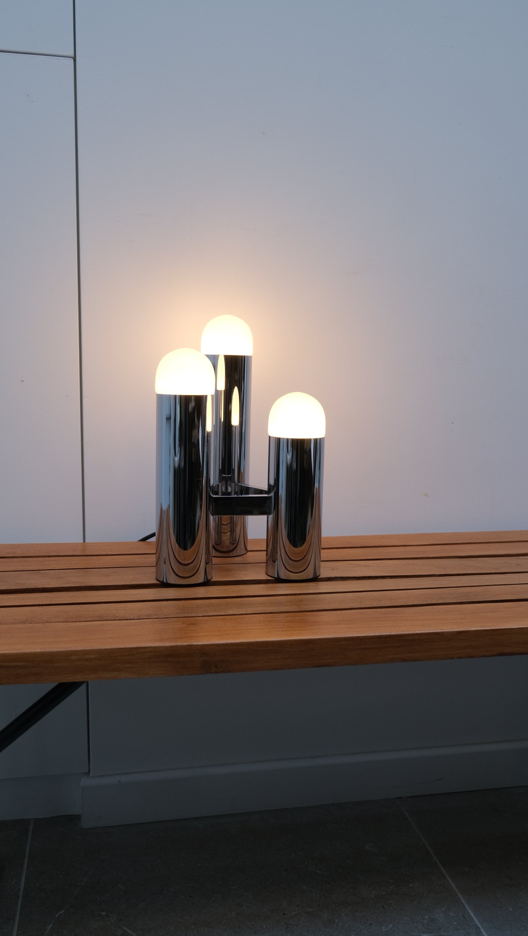 Lampe de table moderniste en chrome - Luminaires - La Nouvelle Galerie