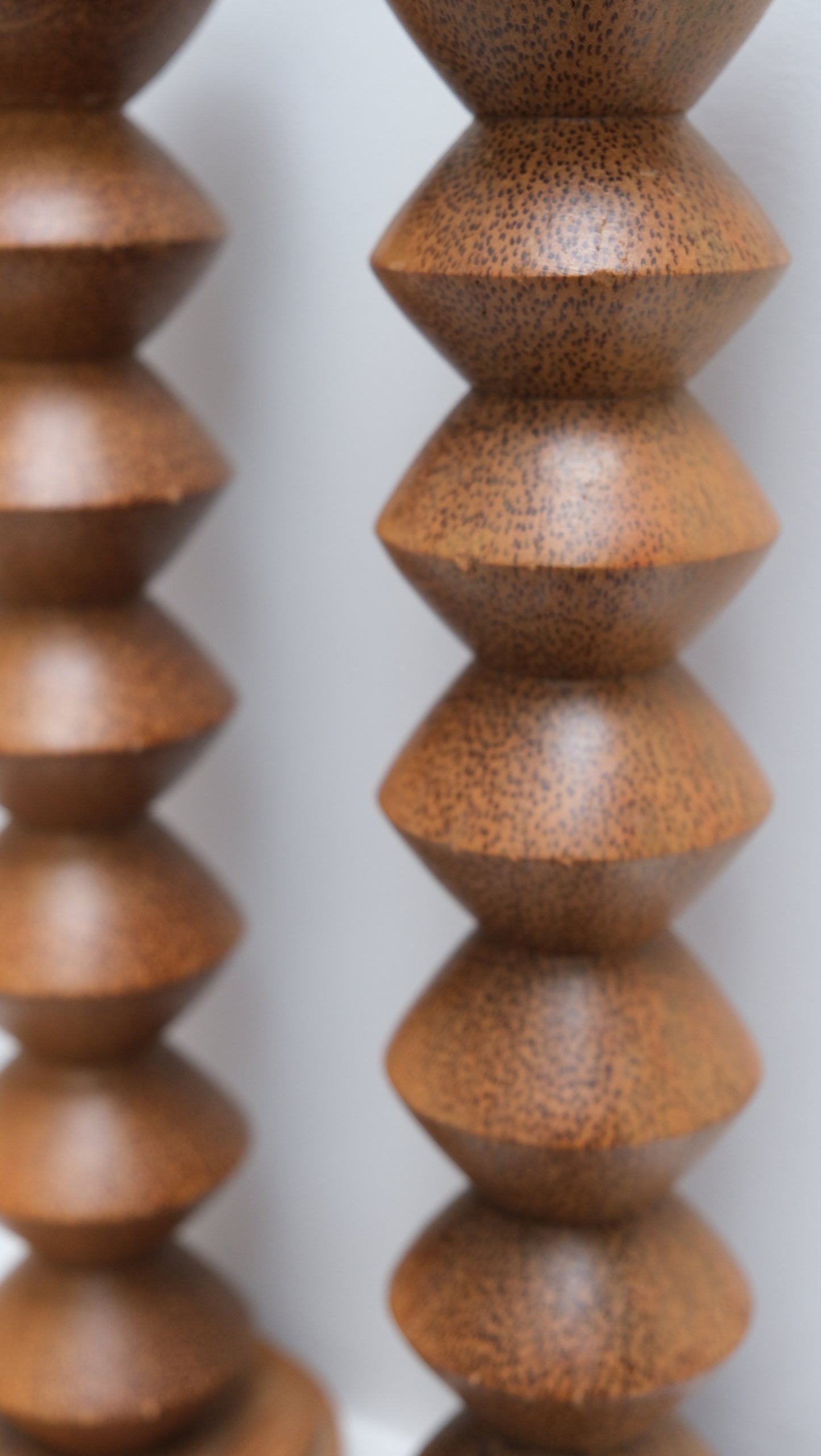 Paire de  lampes totem en bois tourné - Arts décoratifs - La Nouvelle Galerie
