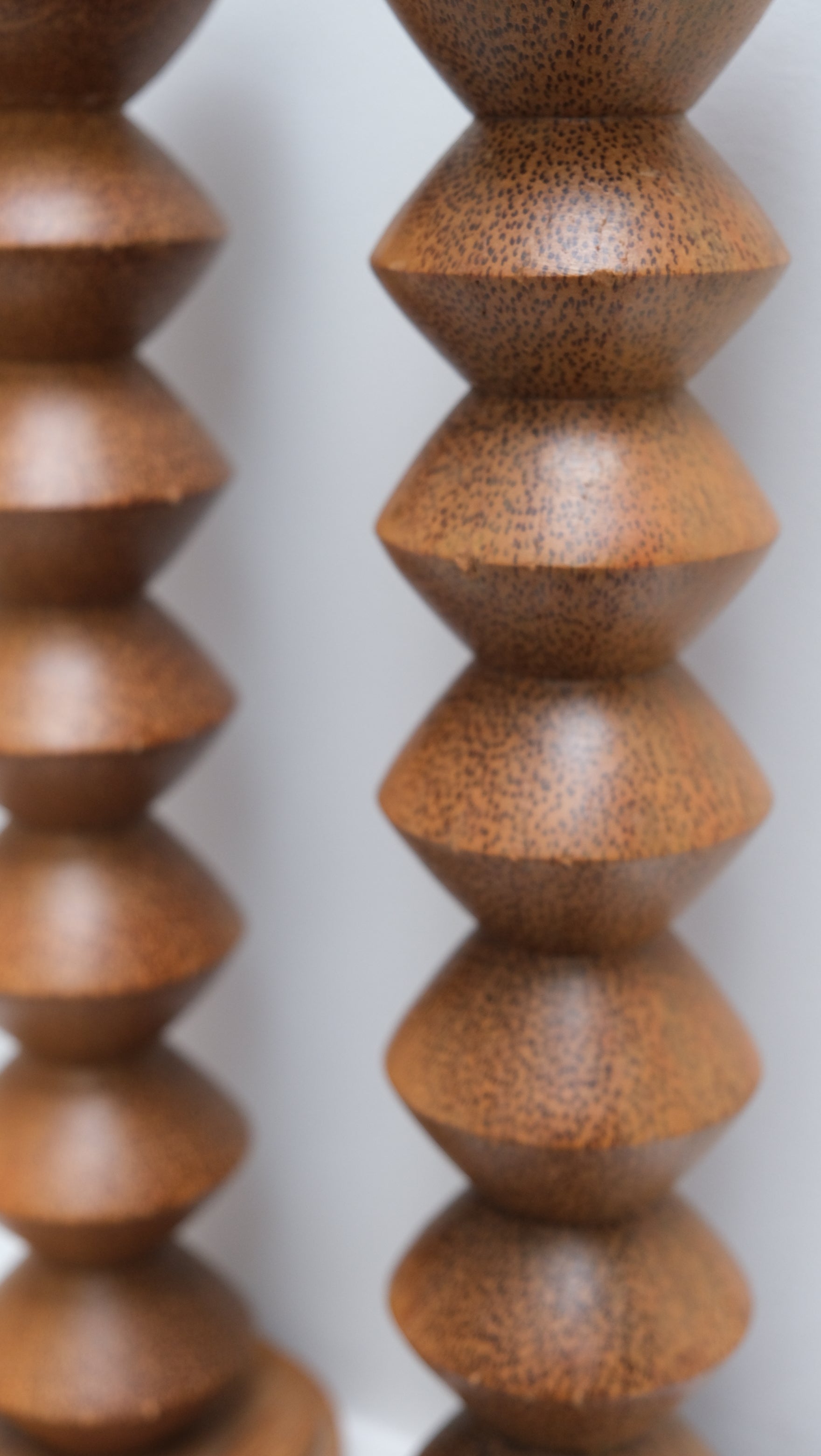 Paire de  lampes totem en bois tourné - Arts décoratifs - La Nouvelle Galerie