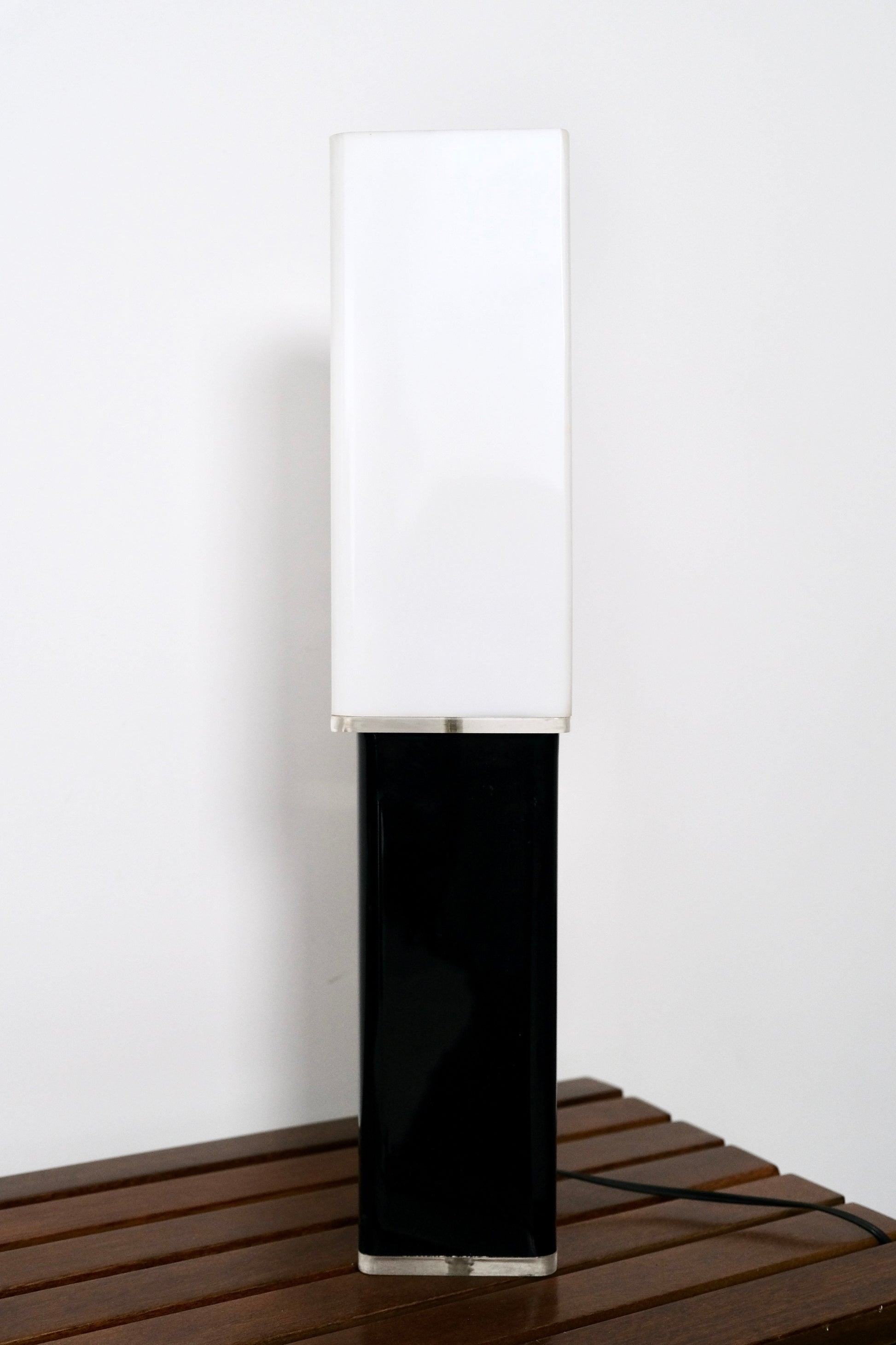Lampe en plexi Noir et Blanc - Luminaires - La Nouvelle Galerie 