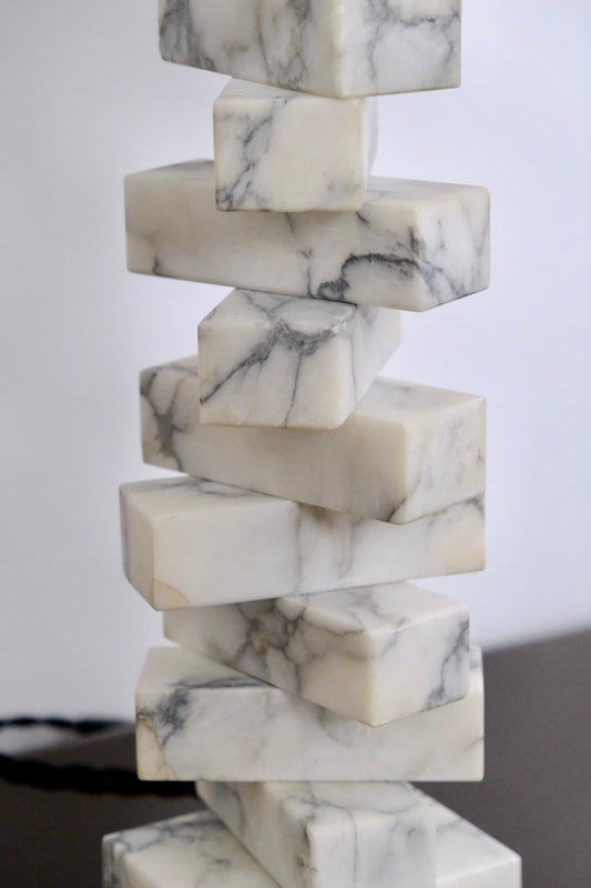 Lampe sculpture en marbre blanc - Luminaires - La Nouvelle galerie