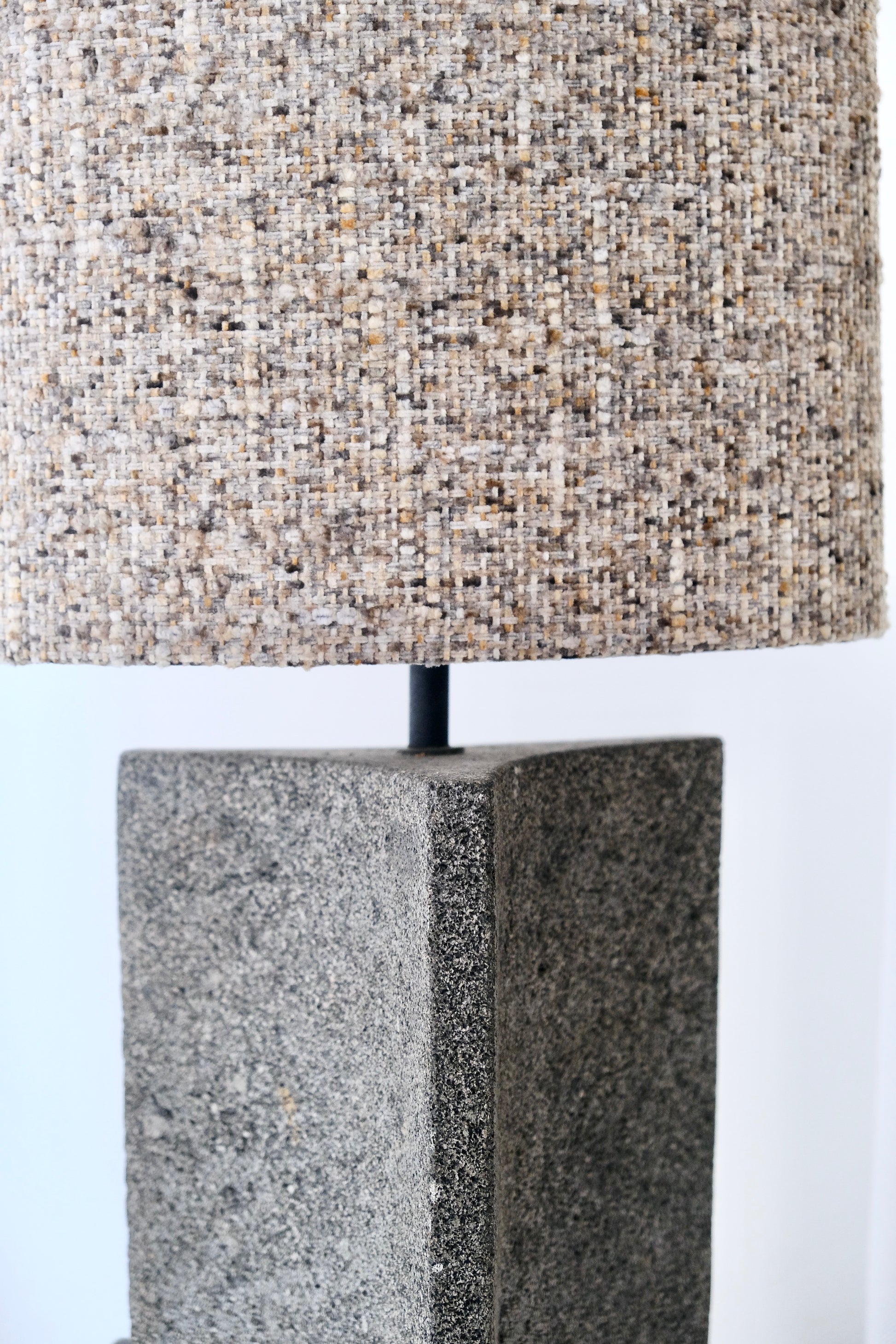 Lampe en pierre granitique - Luminaires - La Nouvelle Galerie