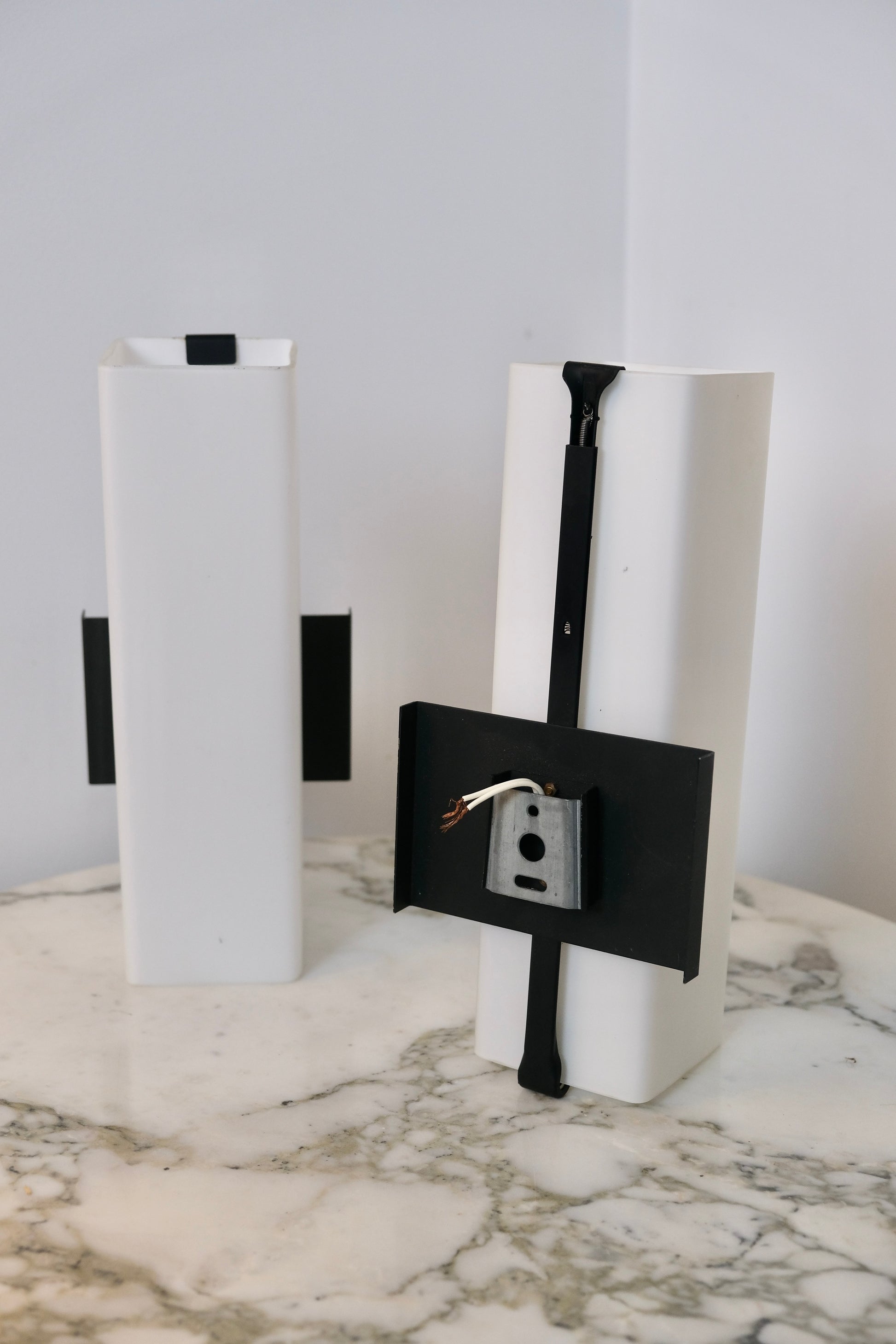 Paire d'appliques modernistes - Luminaires - La Nouvelle Galerie