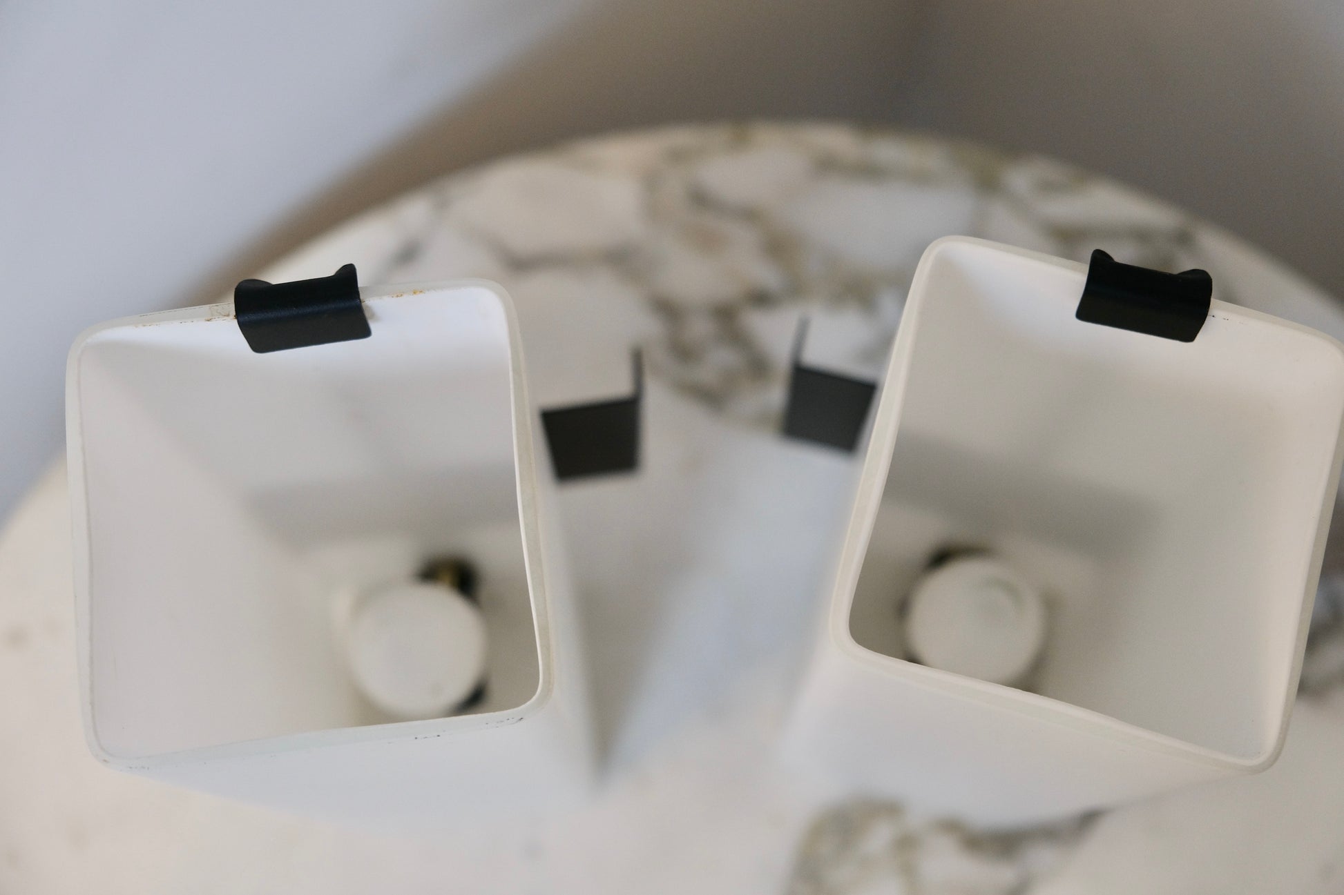 Paire d'appliques modernistes - Luminaires - La Nouvelle Galerie