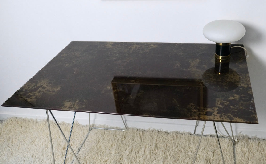 Table-bureau en verre fumé et tréteaux Max Sauze - Tables - La Nouvelle Galerie
