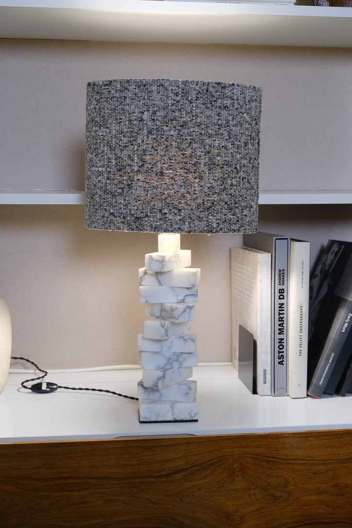 Lampe sculpture en marbre blanc - Luminaires - La Nouvelle galerie