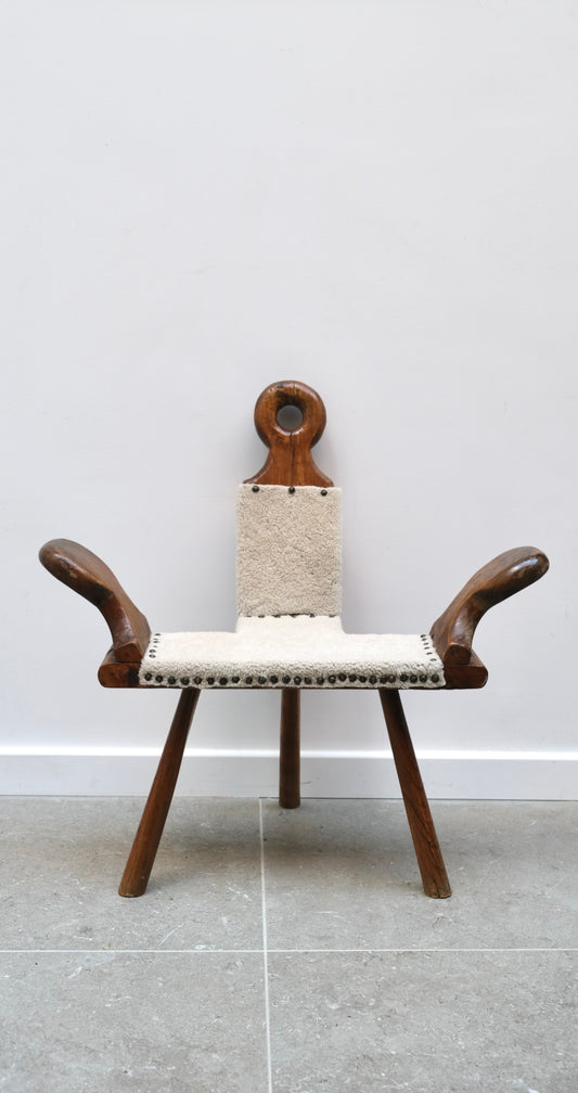 Chaise tripode brutaliste - Assises - La Nouvelle Galerie 
