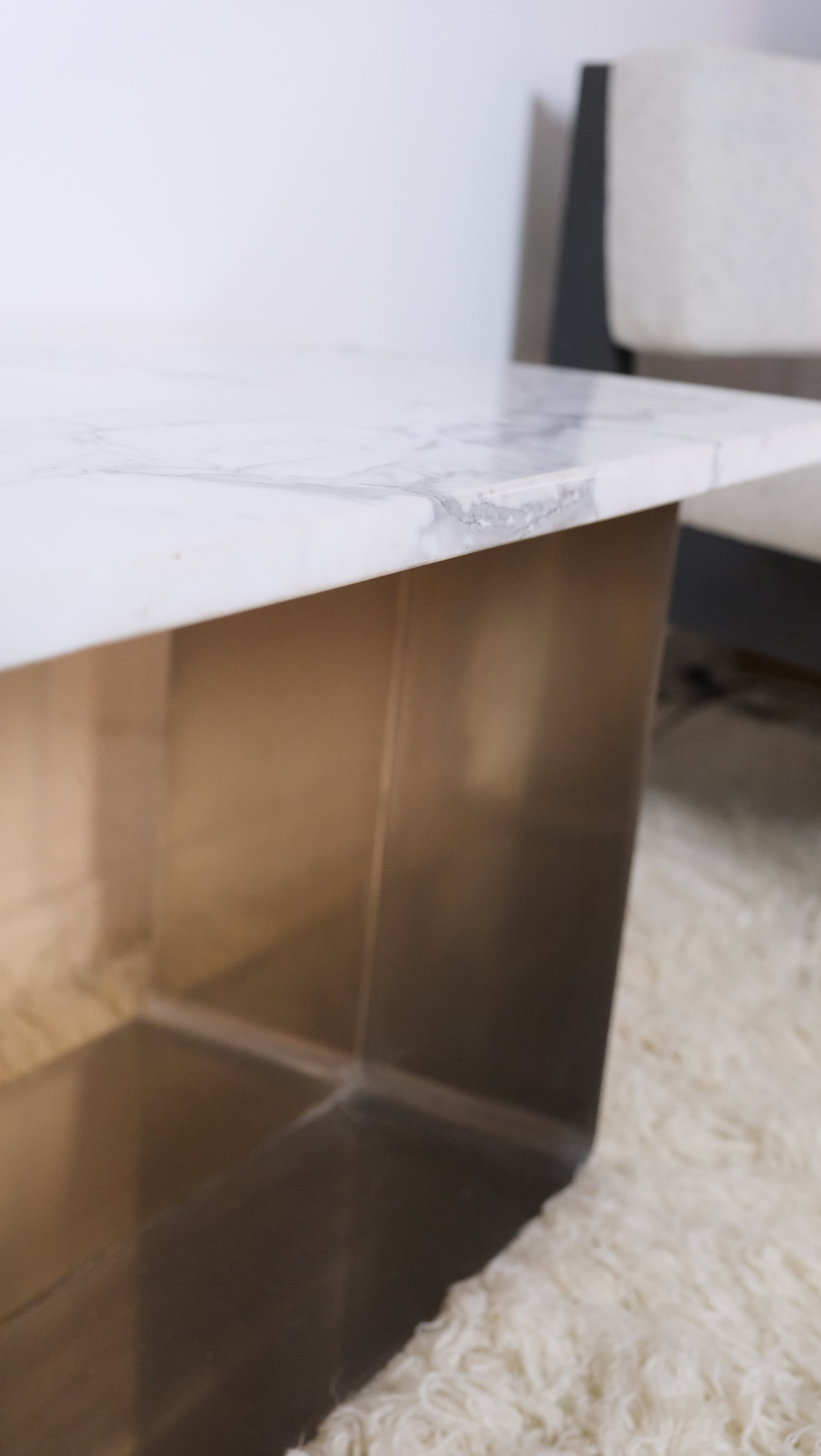Table basse en marbre et aluminium brossé - Mobilier - La Nouvelle Galerie
