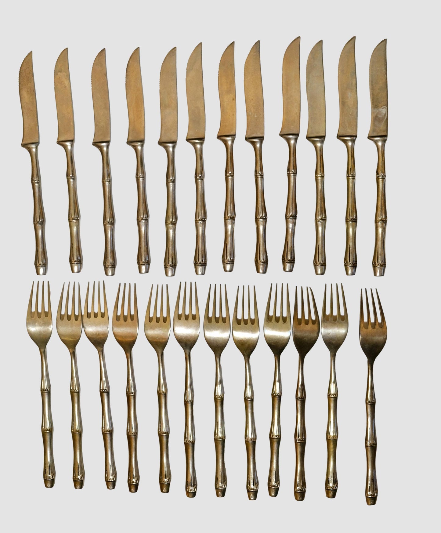 Service de 140 couverts en laiton années 70 - Objets décoratifs - La Nouvelle Galerie