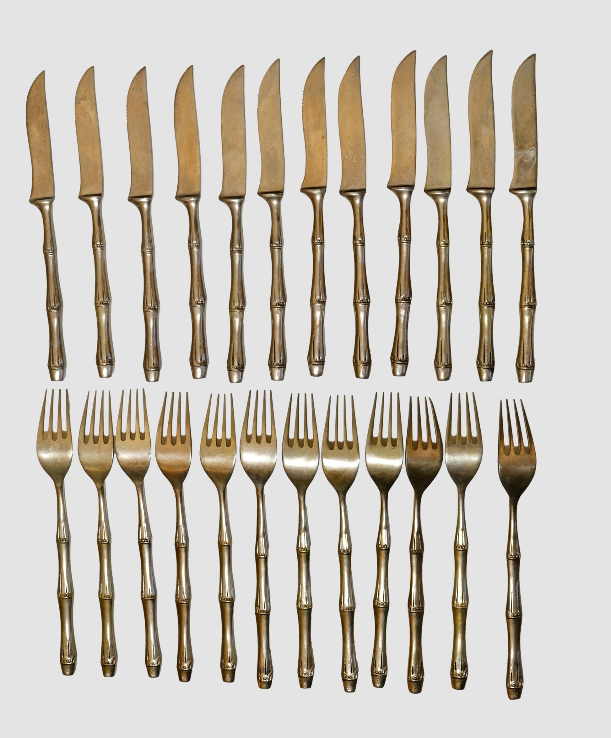 Service de 140 couverts en laiton années 70 - Objets décoratifs - La Nouvelle Galerie