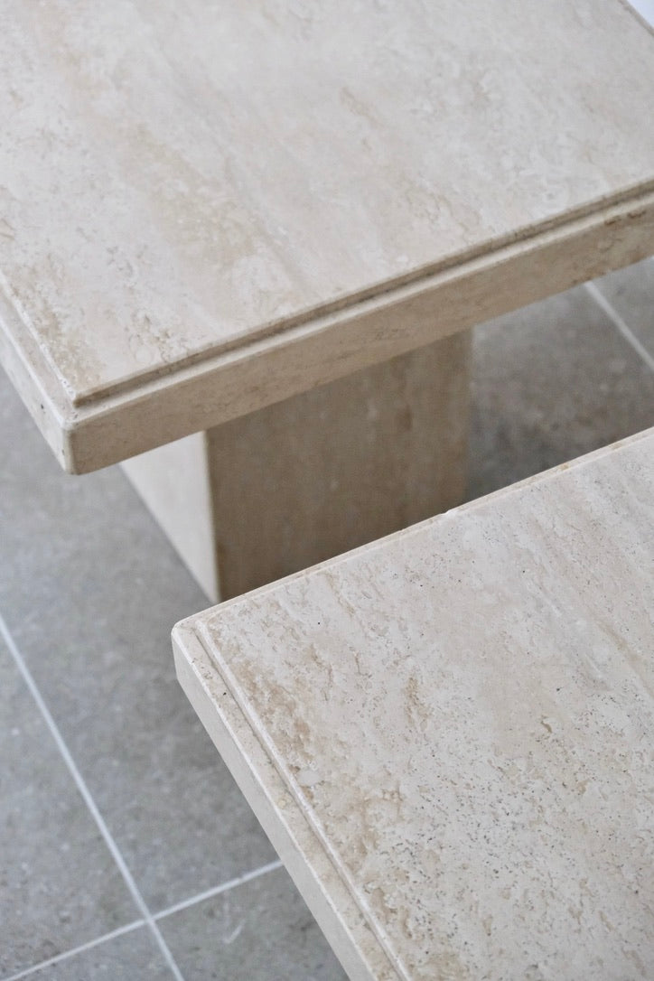 Paire de tables en travertin post-modernes